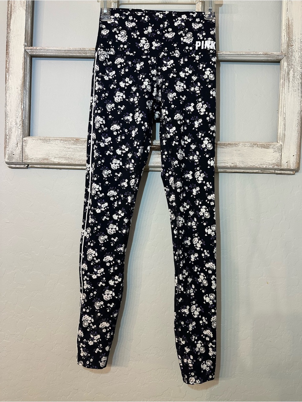 PINK Victoria's Secret Black & White Floral Leggings size XS